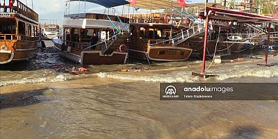 Antalya'da dev dalgalar hayatı olumsuz etkiliyor